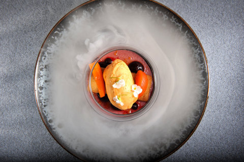 Creme brulee z černého rybízu, meruňková zmrzlina