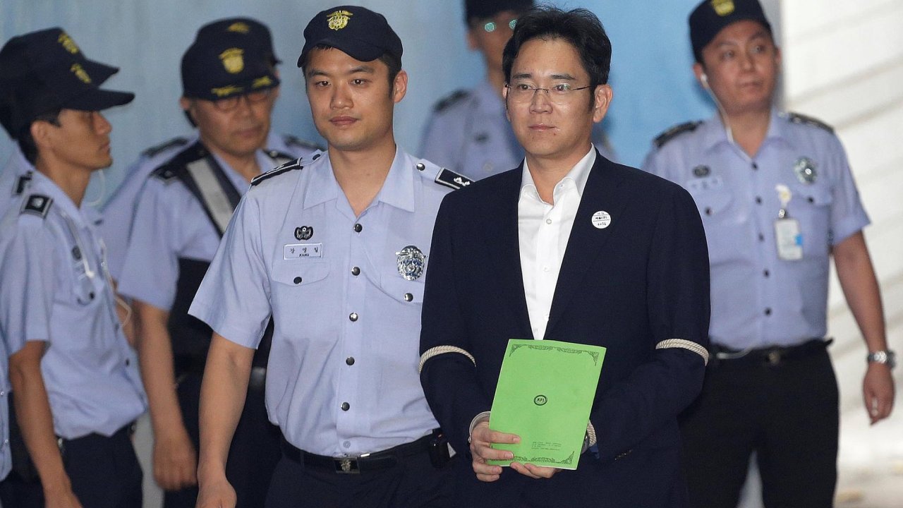 Ie-jong pichz k soudu, kde si vyslechl nvrh na dvanctilet trest vzen.