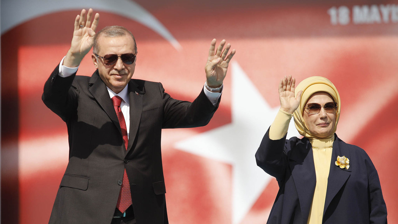 Prezident Erdogan se rd ukazuje na veejnosti, ta se te zsti obrac proti nmu.