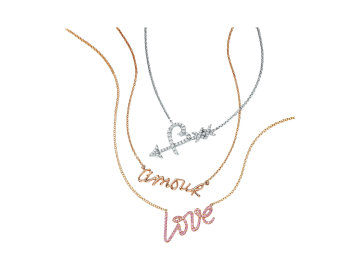 Ta pravá #TIFFANYLOVE, kterou můžete hrdě nosit stále u srdce. Přívěsky se stylovými nápisy a symbolem amorova šípu v 18karátovém zlatě s diamanty nebo růžovými safíry.