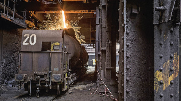 Technologický vůz veronika bez potíží vydrží teplotu až 1300 stupňů Celsia. Tekuté železo z vysoké pece se do něj musí nalévat žhavé a cestou do ocelárny nesmí vychladnout. (Foto: Jiří Zerzoň) Technologický vůz veronika bez potíží vydrží teplotu až 1300 stupňů Celsia. Tekuté železo z vysoké pece se do něj musí nalévat žhavé a cestou do ocelárny nesmí vychladnout.