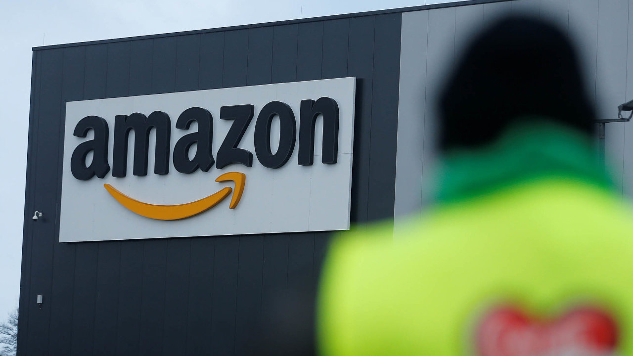 Společnost Amazon dosud, stejně jako Google a Apple, odmítala, aby si lidé k jejím chytrým výrobkům dokupovali zboží od dvou hlavních konkurentů.