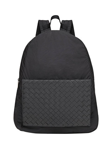 Minimalistický matně černý nylonový batoh s tkanou kůží typickou pro italskou značku Bottega Veneta. Lehký a zároveň prostorný.