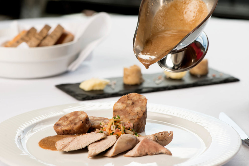 Restaurace Parnas u Národního divadla, které se před rokem ujala rodina Kinclů a rozhodla se jí vrátit zašlou slávu.
