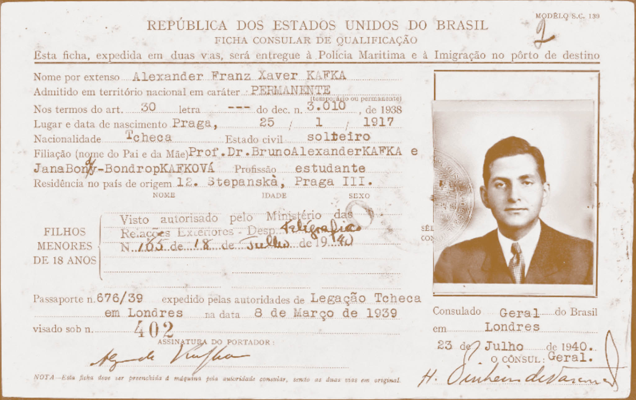 Člen slavné rodiny Kafků Alexander Kafka emigroval před nacisty nejprve do Velké Británie a posléze do Brazílie, kde si pozměnil jméno na Alexandre Kafka.