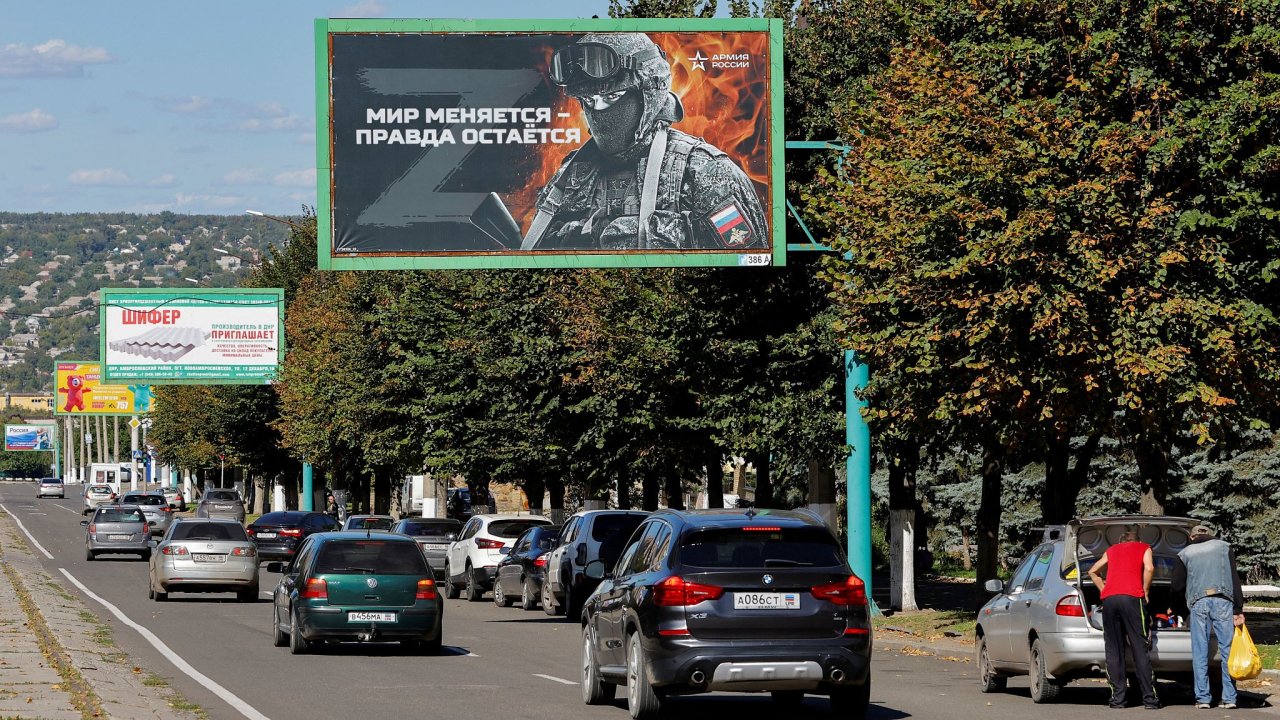 „Svìt se mìní, pravda zùstává“. Propagandistický plakát ruské armády v Luhansku.