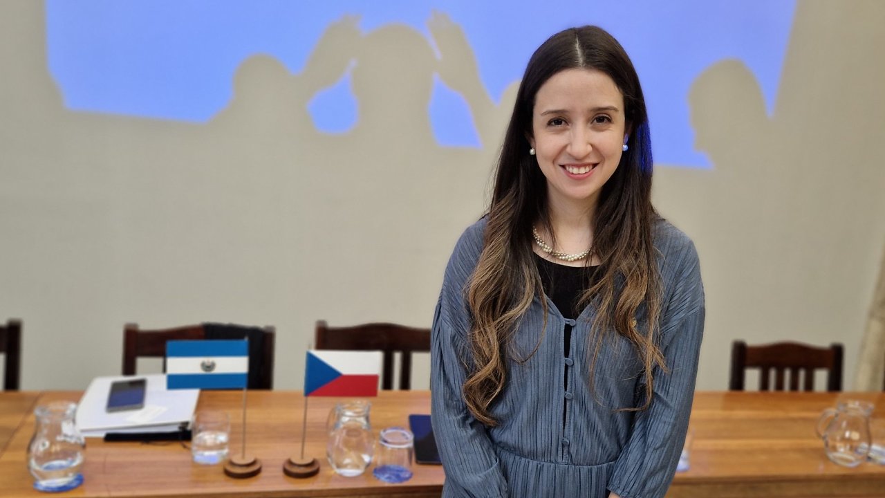 Adriana Miraov, nmstkyn ministra zahrani Salvadoru, bhem setkn na ministerstvu prmyslu a obchodu v Praze, 11. jna 2022