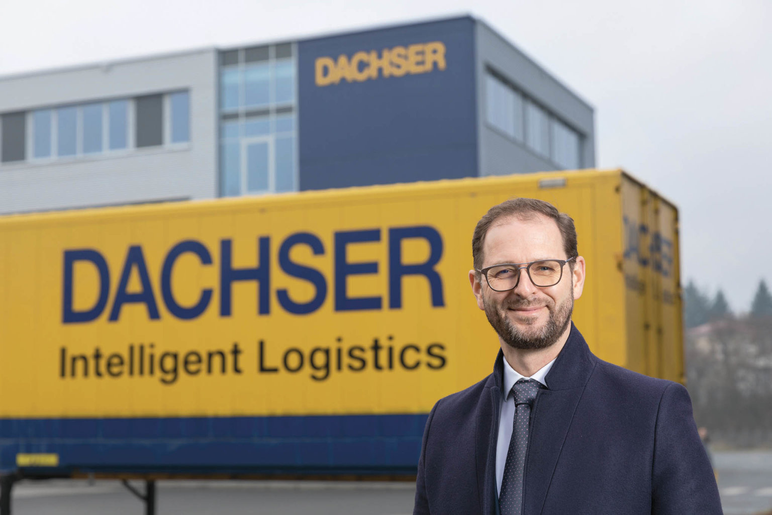 Jan Pihar pøed výmìnnou nástavbou. Od zaèátku roku Dachser vybavil 8500 tìchto pøepravních kontejnerù inteligentními sledovacími zaøízeními.