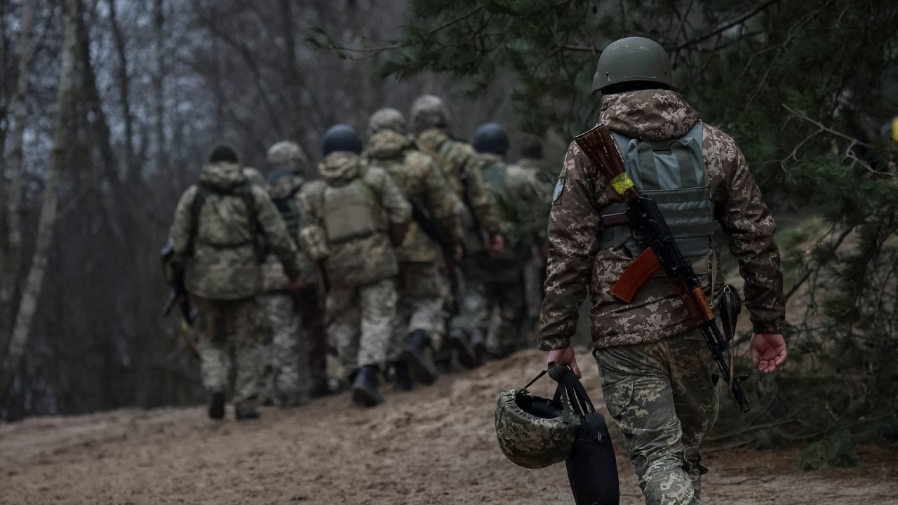 Cvien ukrajinskch vojk pobl hranic s Bloruskem.