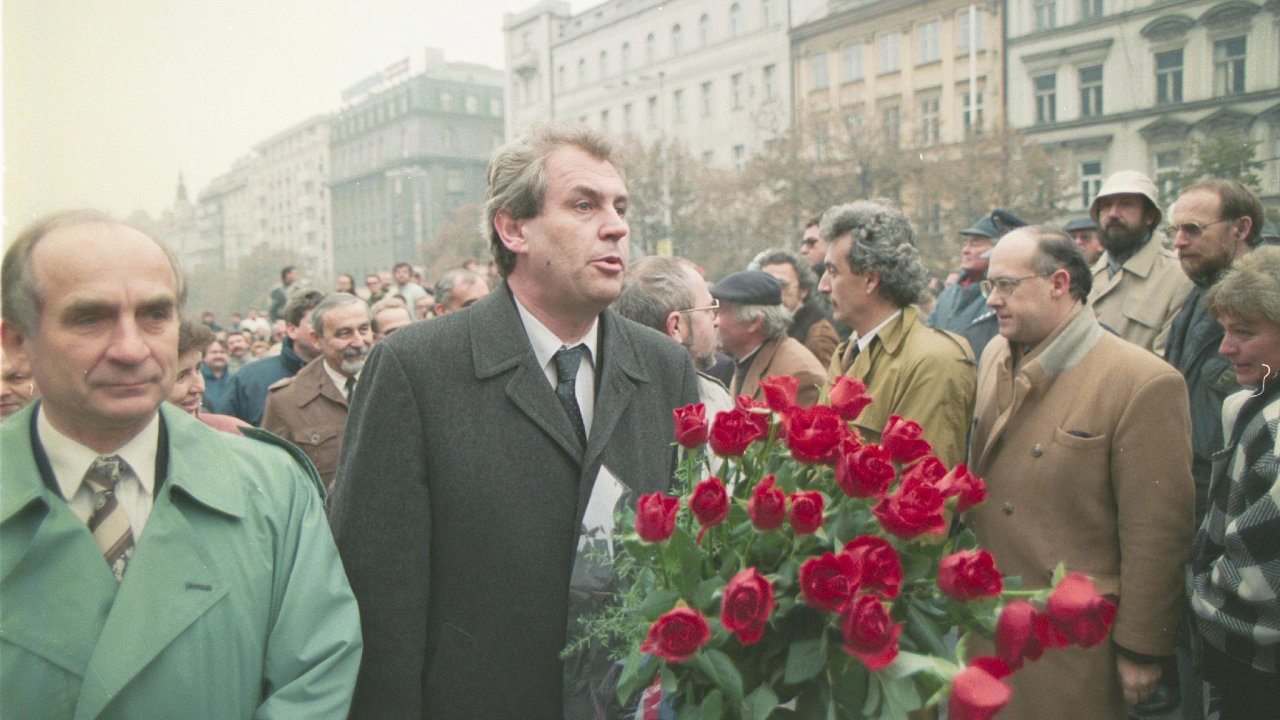 V roce 1993 se Miloš Zeman stal pøedsedou ÈSSD. Ze strany na hranici volitelnosti vytvoøil silného hráèe tuzemské politické scény. Poté co ho strana pøestala poslouchat, zmìnil se v jejího hrobaøe.