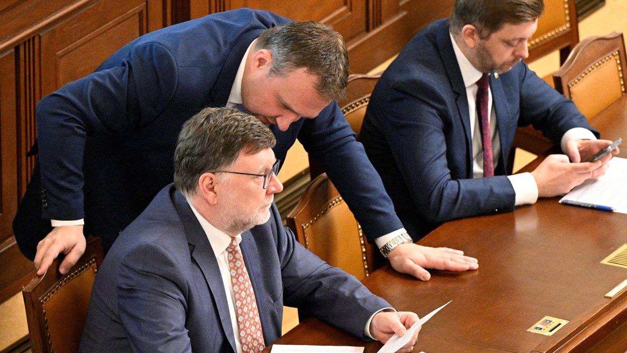 Zleva ministr financ Zbynk Stanjura (ODS), ministr prce a socilnch vc Marian Jureka (KDU-SL) a ministr vnitra Vt Rakuan (STAN).