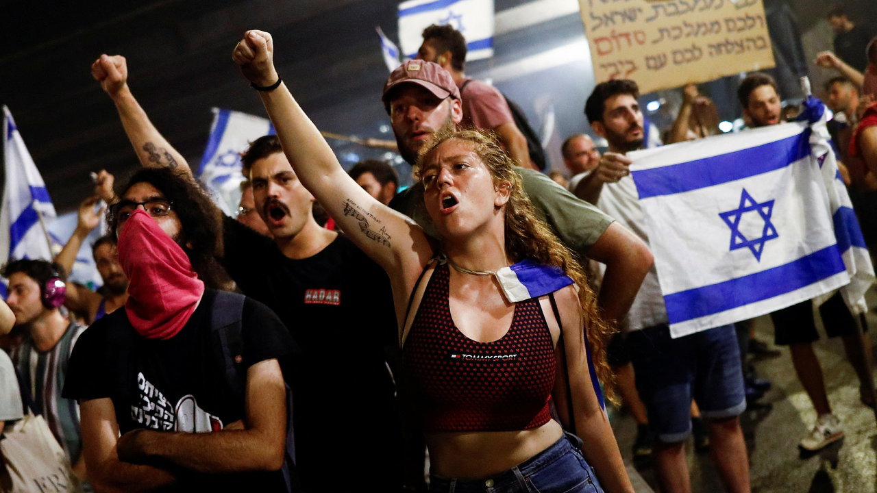 Izraelští demonstranti zablokovali Ayalon Highway v Tel Avivu bìhem demonstrace po hlasování parlamentu o sporném návrhu zákona, který omezuje pravomoci Nejvyššího soudu zrušit nìkterá vládní rozhodnutí.