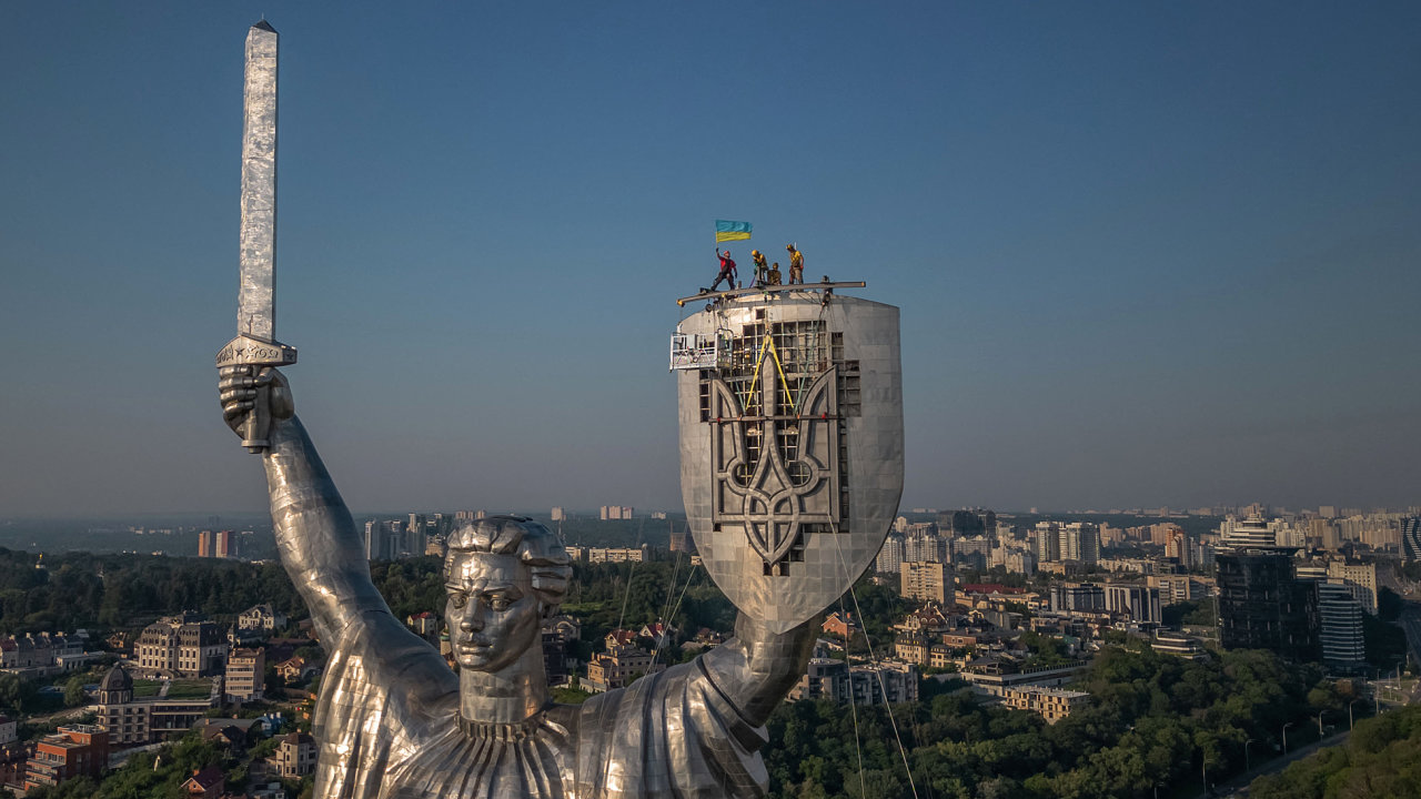 Matka Ukrajina, monumentální socha, Kyjev, vlajka