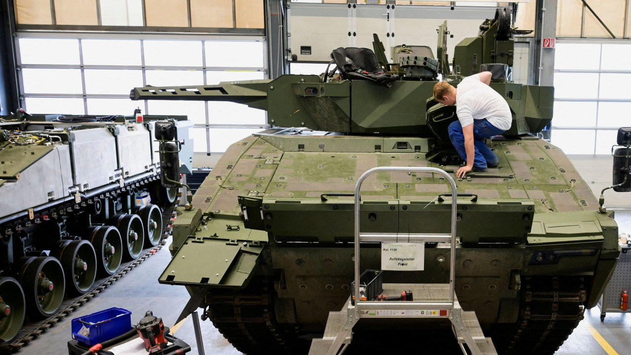 Bojové vozidlo pìchoty Lynx v továrnì nìmecké firmy Rheinmetall v Unterlüssu. Nìmecká firma je aktivní v rozšiøování zbrojní výroby, na kterou tlaèí vlády i EU.