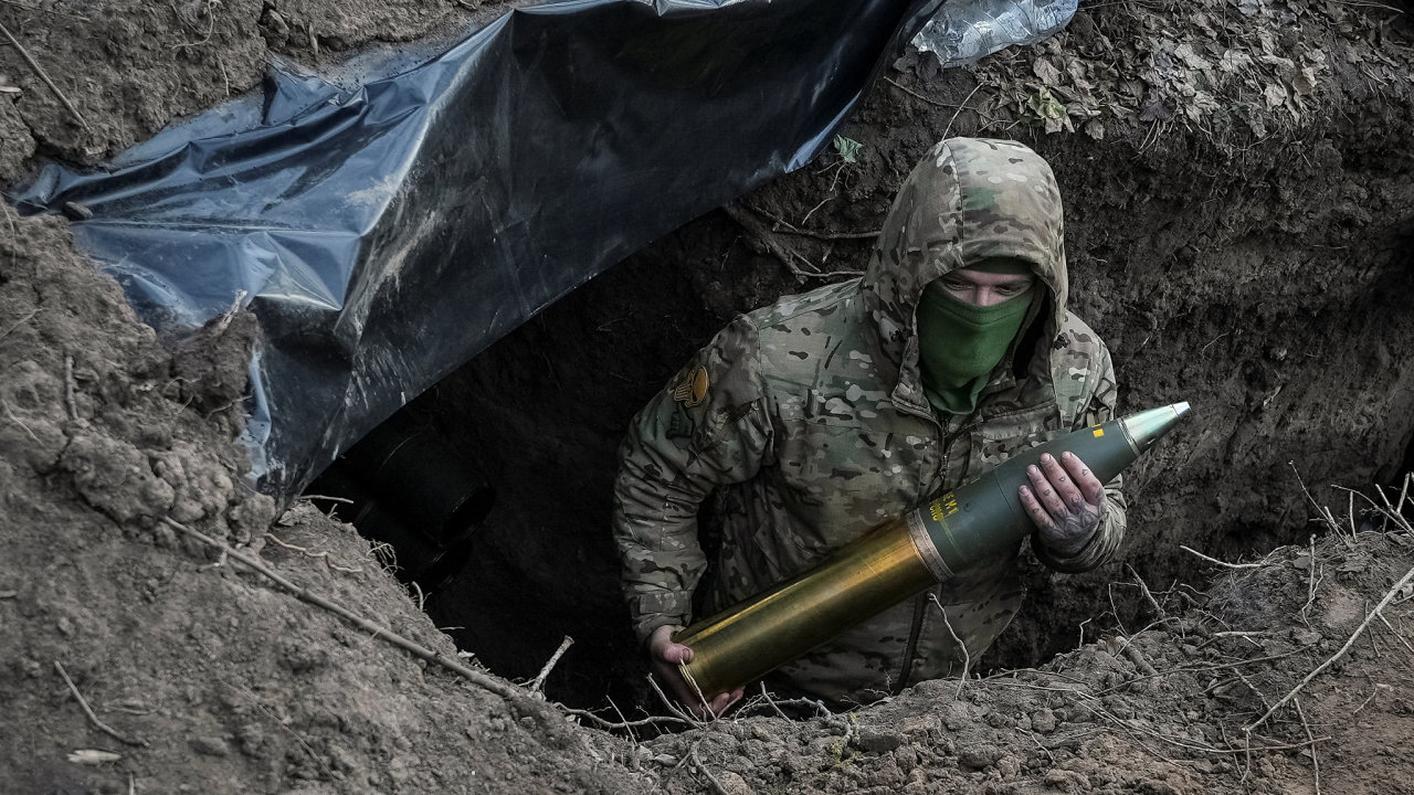 Ukrajinsk vojk pipravuje ke stelb dlosteleck nboj na front u Kreminny.