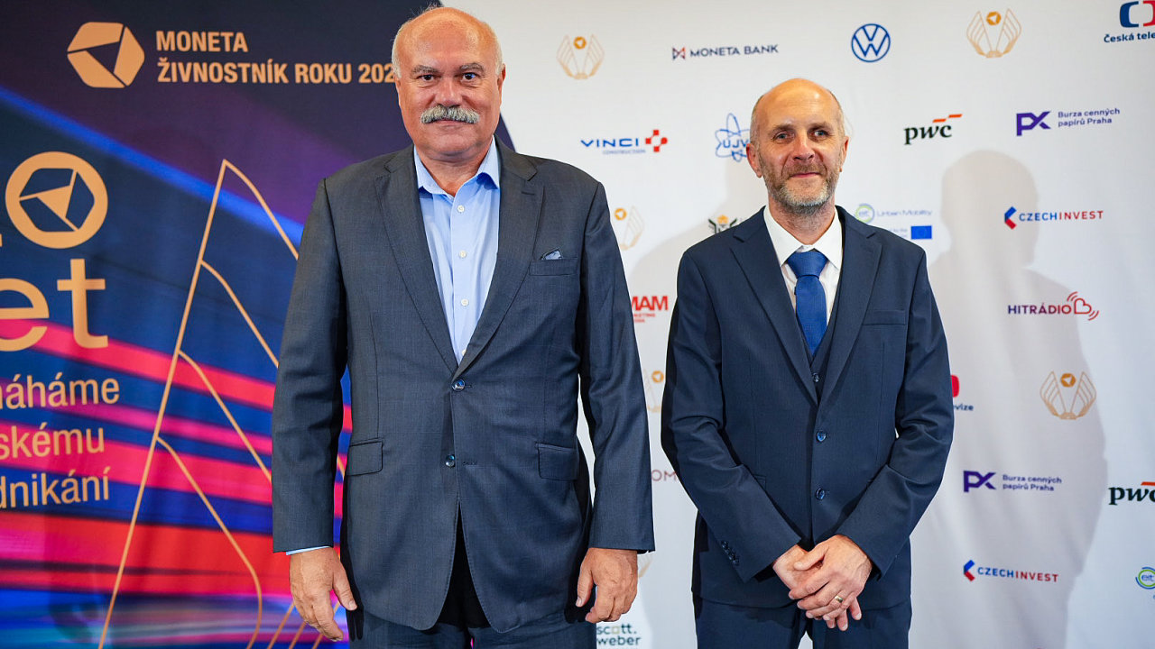 Zleva Libor Kraus, pedseda pedstavenstva vtze Firmy roku 2025 Plzeskho kraje Comtes FHT, a Michal Ivasienko, majitel Podbrdsk minimlkrny, dritel titulu ivnostnk roku 2025 Plzeskho kraje.