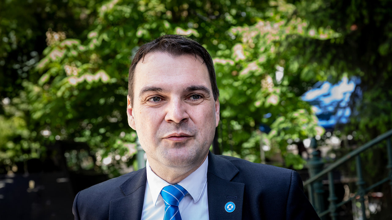 Petr Macinka, m�stop�edseda vl�dy, ministr zahrani�� a ministr �ivotn�ho prost�ed�.