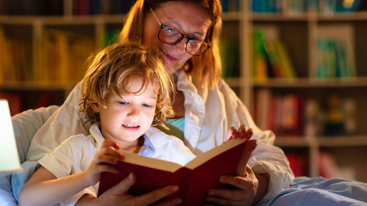 v�da, babi�ka, d�t�, kniha, �etba