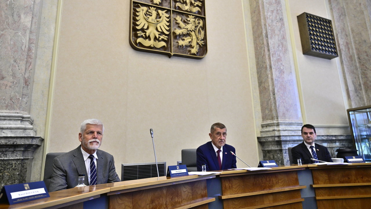Prezident Petr Pavel na jedn�n� vl�dy