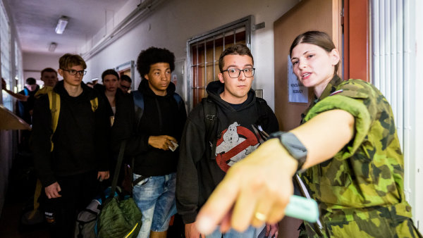 ��astn�ci p�i registraci k dobrovoln�mu vojensk�mu cvi�en� pro studenty...