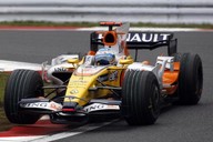 Fernando Alonso za volantem renaultu.