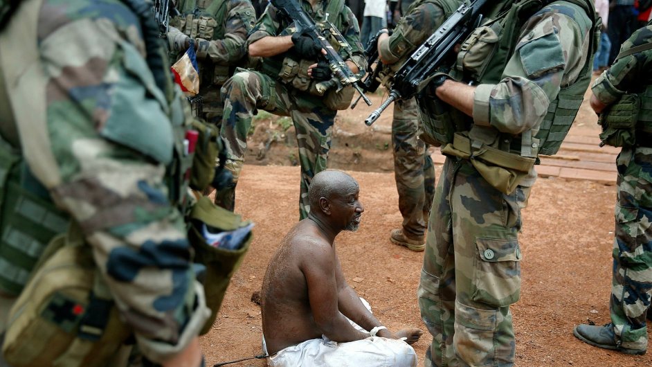 Francouz�t� voj�c� zadr�uj� podez�el�ho d�stojn�ka hnut� S�l�ka