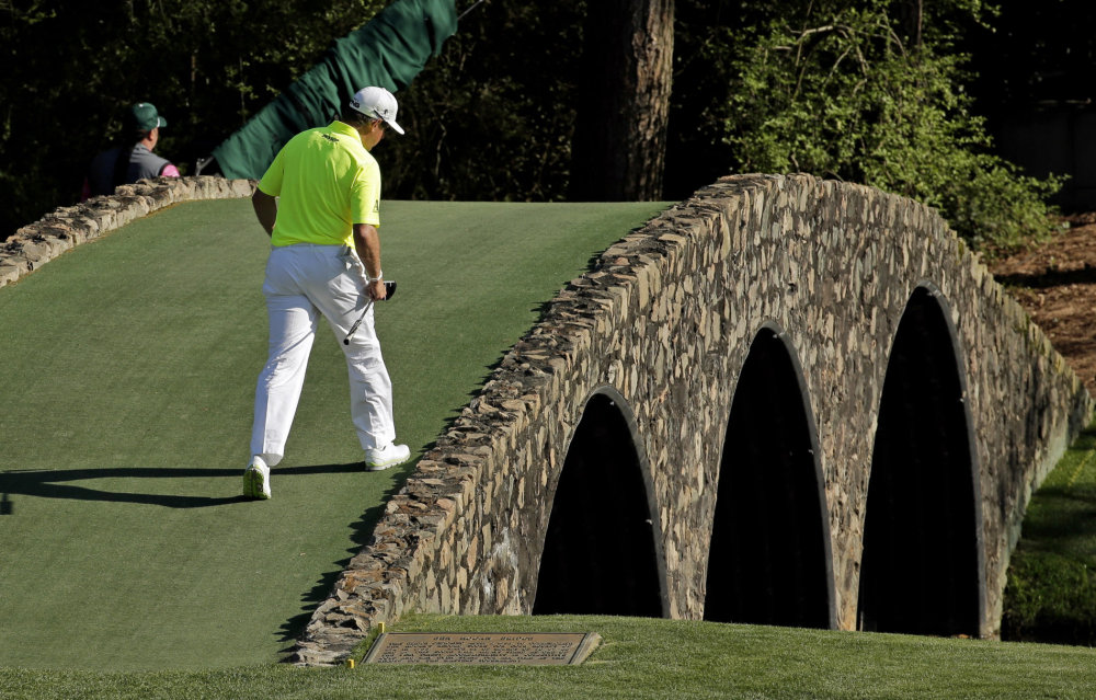 1. den v Augustě Angličan Lee Westwood přechází přes Hoganův most k další jamce.
