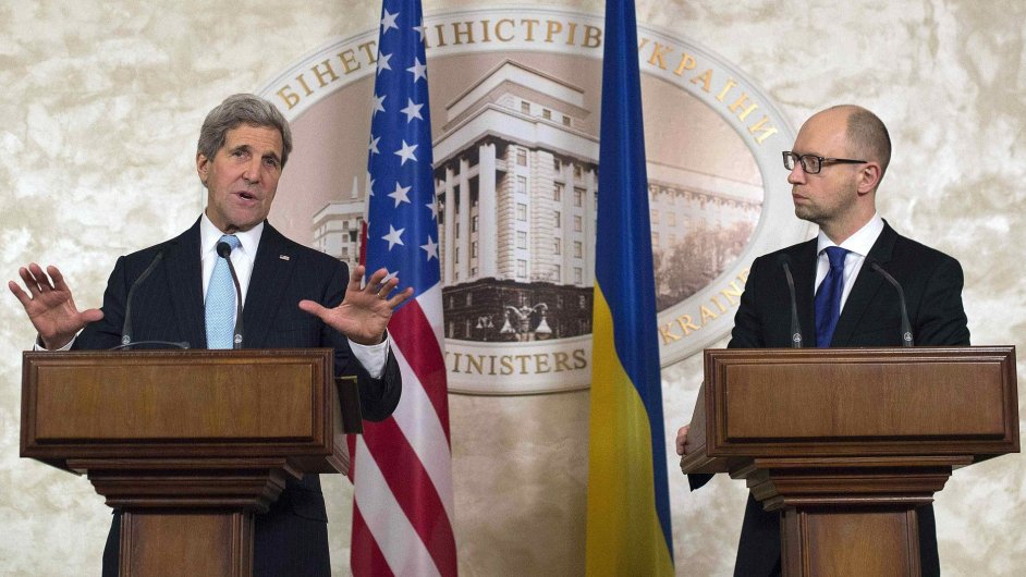 Americk ministr zahrani John Kerry (vlevo) jednal v Kyjev s ukrajinskm premirem Arsenijem Jaceukem o podmnkch novho vru.