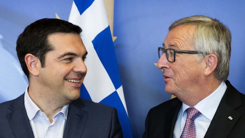 eck premir Tsipras (vlevo) vyzv eky, aby v referendu odmtli poadavky vitel. Pedseda EK Juncker rad opak.