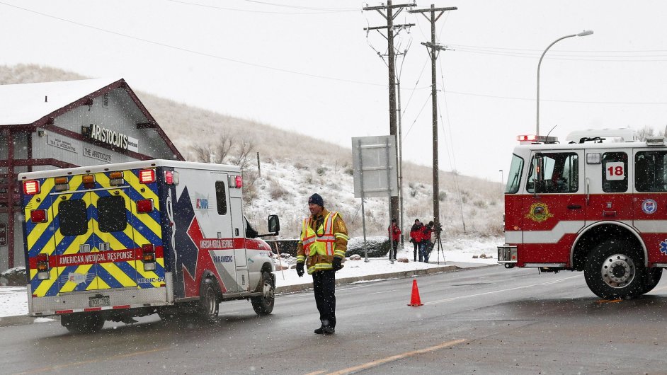 Silnice vedouc ke Klinice plnovanho rodiovstv v Colorado Springs, pobl kter se stlelo.
