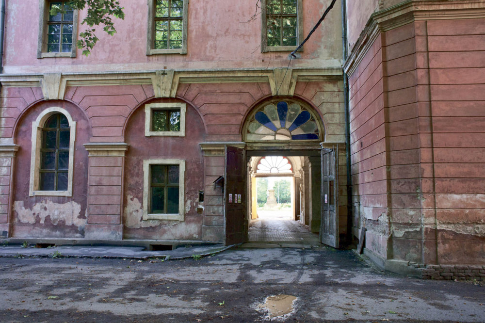 V roce 2002 se těmito vraty a okny valila pětisetletá voda. V roce 2002 se těmito vraty a okny valila pětisetletá voda.
