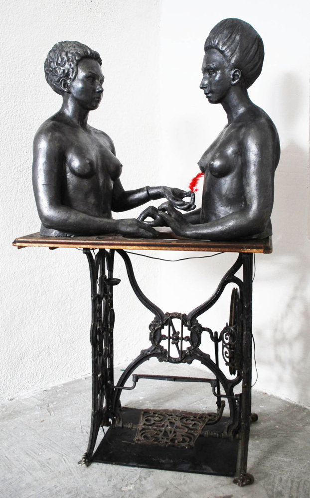 Deux demoiselles (2009, 130 × 80 × 50 cm, laminát)