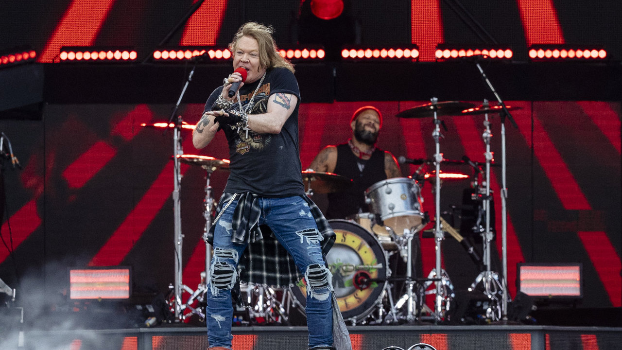 Snmek z ternho koncertu Guns N Roses v praskch Letanech.