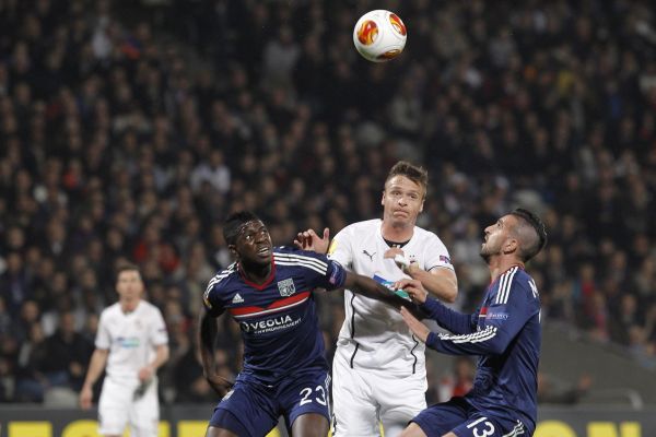 Stanislav Tecl v oble�en&iacute; lyonsk&yacute;ch hr&aacute;�� Samuela Umtita a Miguela Lopese