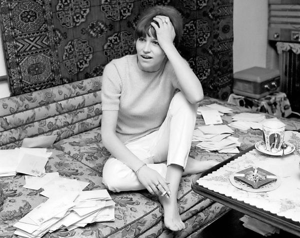 Marta Kubišová se v roce 1967, kdy vyhrála poprvé Zlatého slavík, probírá dopisy fanoušků.