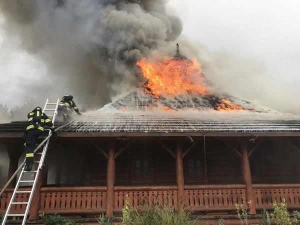 Mimo�&aacute;dn&yacute; poplach pro hasi�e. 40 jednotek bojuje s po�&aacute;rem motorestu, u n�ho� je benzinka