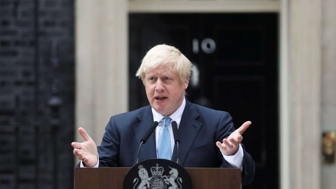 Britsk premir Boris Johnson ped svm sdlem na Downing Street 10.