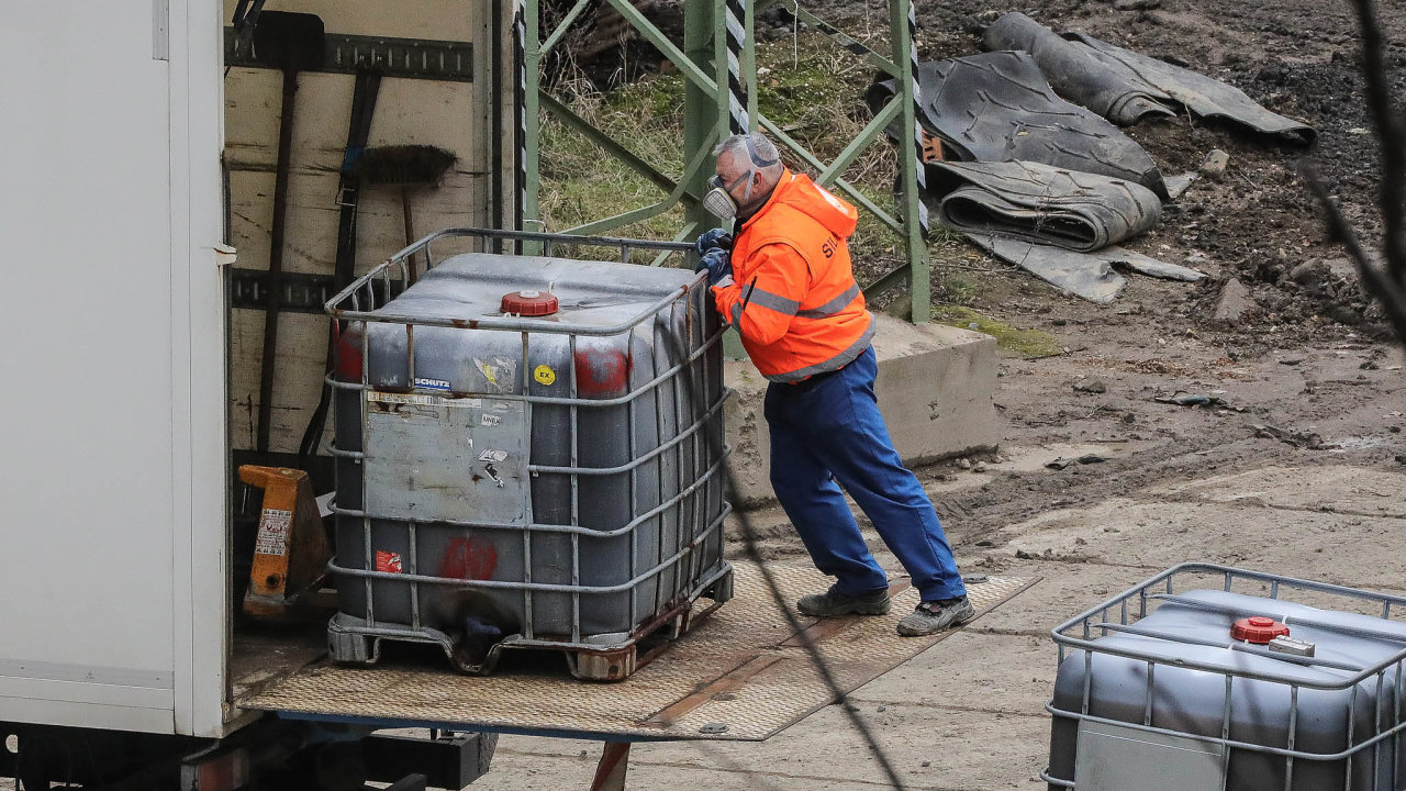 V areálu u severoèeské vesnice Hamr na Jezeøe pùsobí firma Purum od roku 2002. Provozuje tu úpravnu, která chemickou cestou neutralizuje odpady.