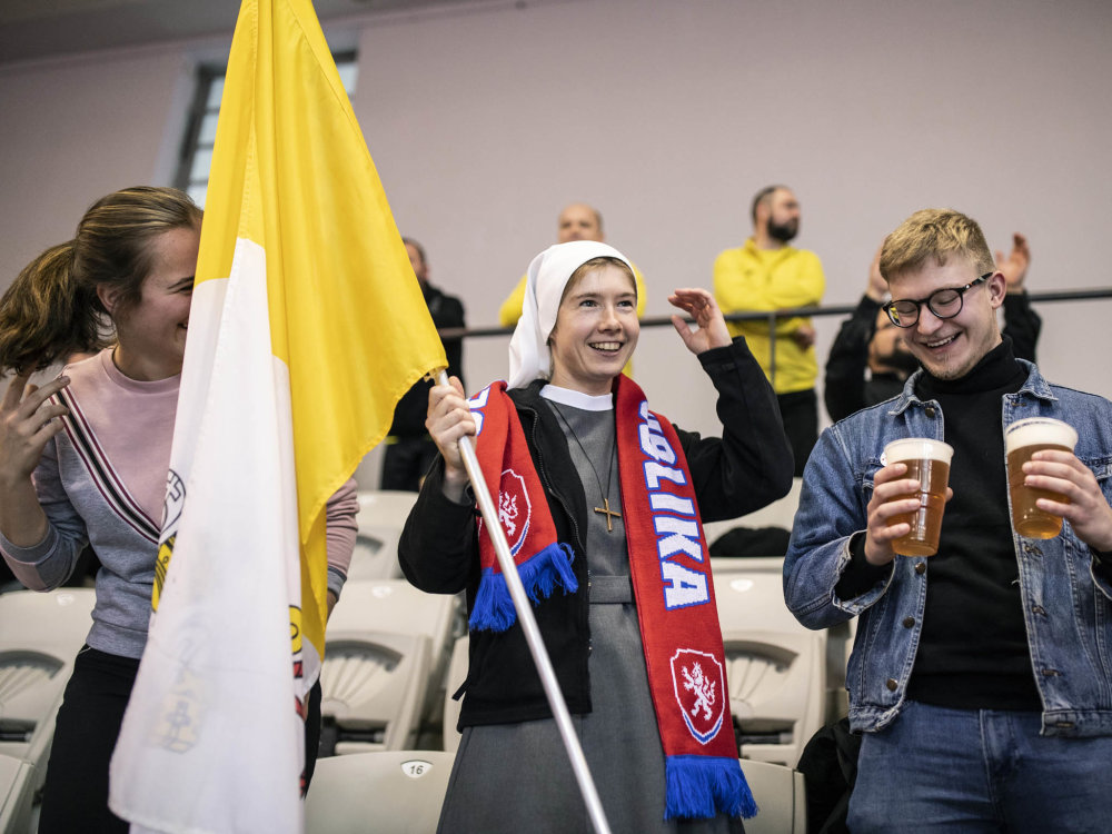 Jedna z jeptišek přišla fandit s vlajkou Vatikánu.