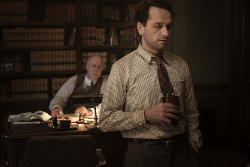 Matthew Rhys jako Perry Mason (v popředí) a John Lithgow v roli právníka Eliase Bircharda