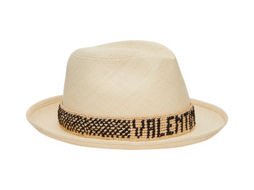 Klobouky Borsalino x Valentino jsou výsledkem spolupráce módního domu se slavnou italskou značkou klobouků. Podtrhují základní myšlenku kolekce Valentino Resort 2021 hlásající stylovou individualitu.