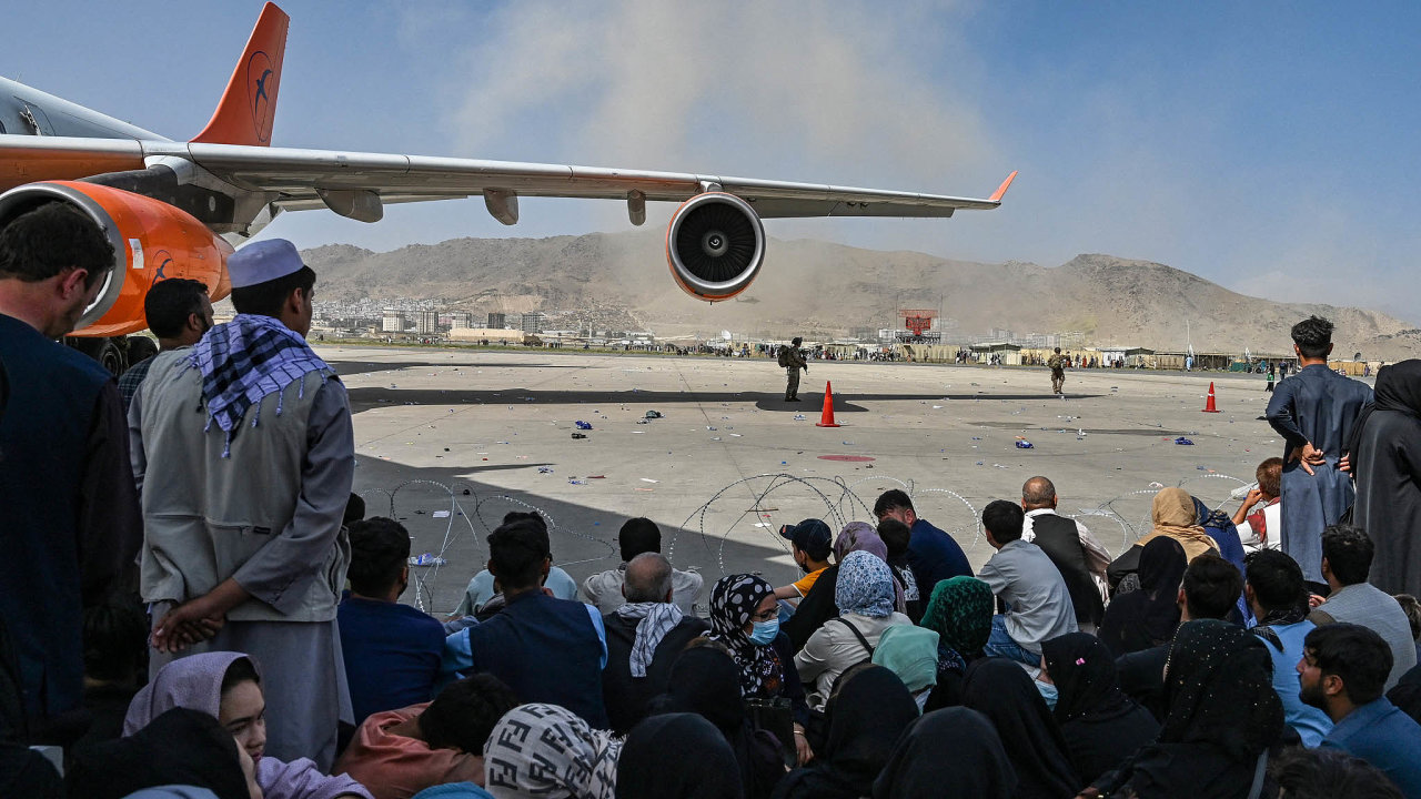 Letit v Kbulu se pro mnoh Afghnce stalo poslednm mstem, kde se sna zachrnit si ivot ped tliby.