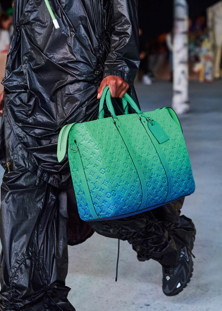 Loni na podzim zase pro Louis Vuitton uvedl outfity v podobě pařížských památek.