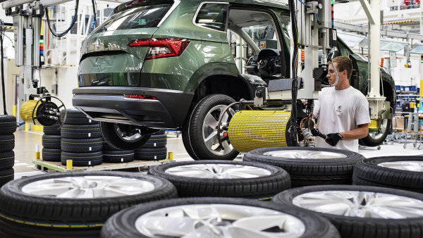 Výroba aut loni v Česku meziročně poklesla, autoprůmysl se trápil především...