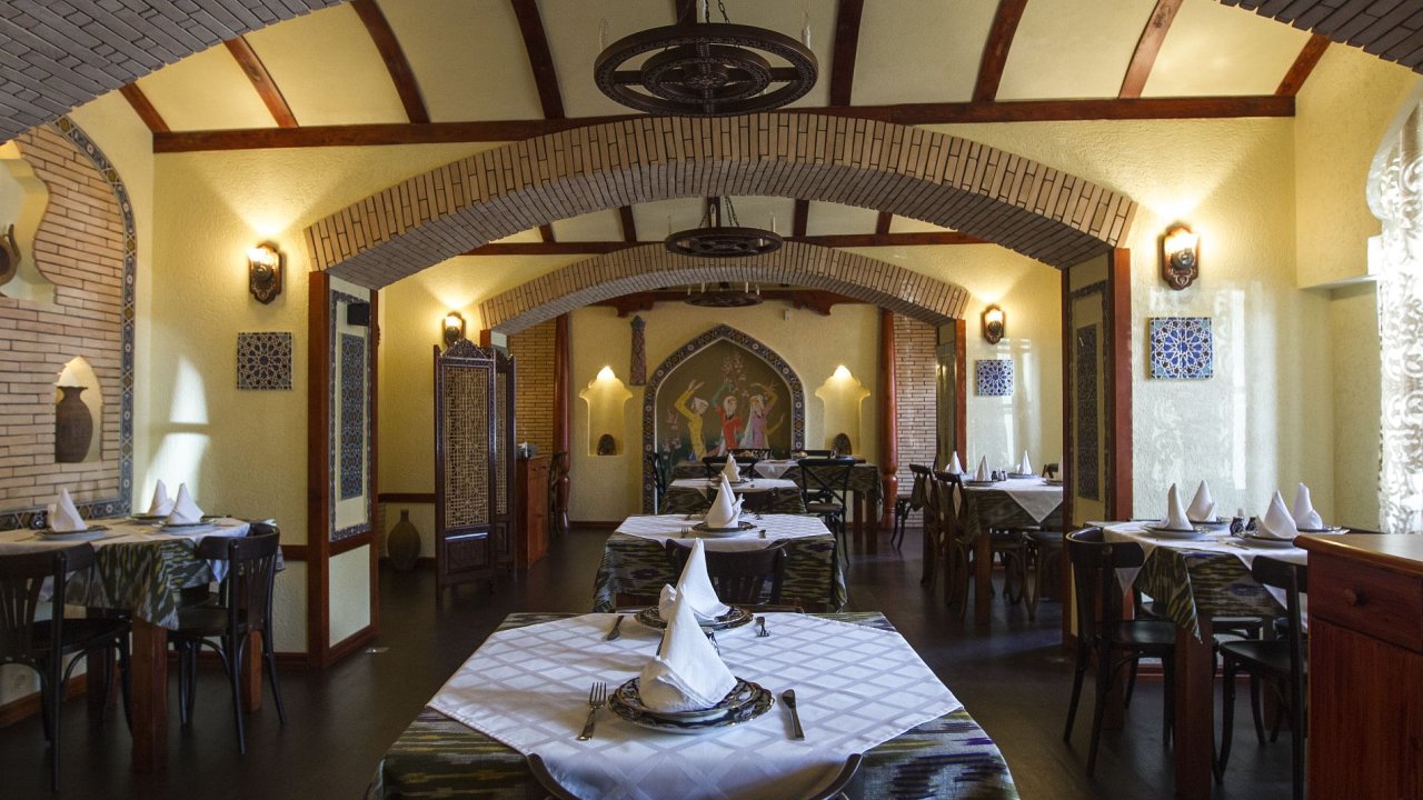Uzbeck restaurace Samarkand sdl na prask Kamp.