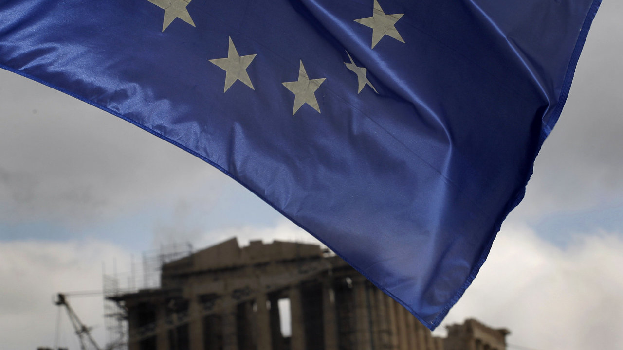 Vlajka Evropsk unie nad eckm chrmem Parthenn v Atnch