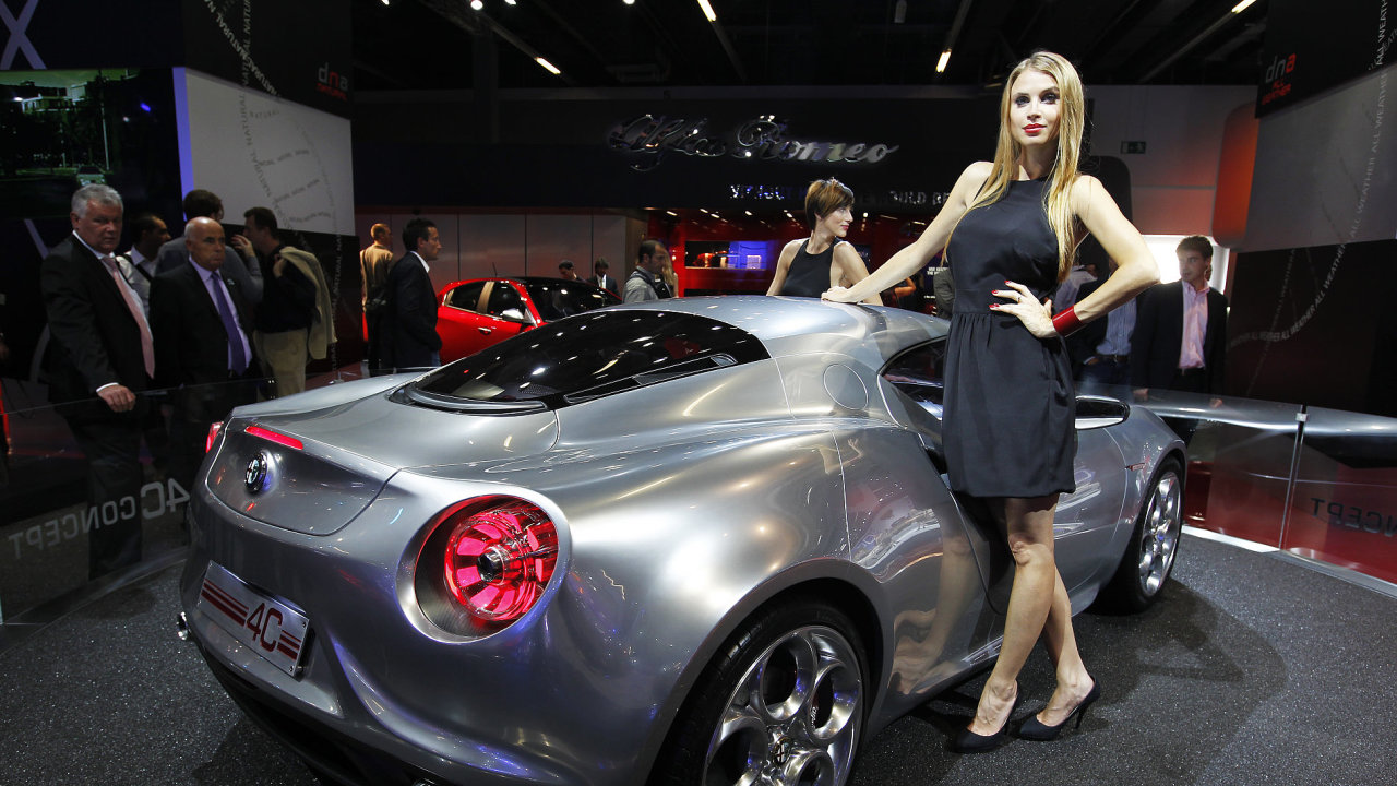 Frankurt, autosalon - na snmku modelka pzuje u konceptu Alfa Romeo 4C