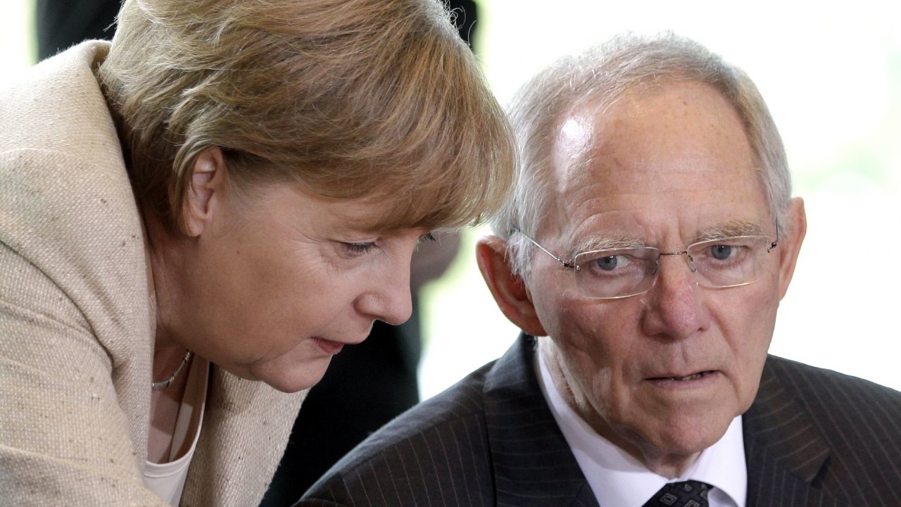 Nmeck kanclka Angela Merkelov a ministr financ Wolfgang Schuble
