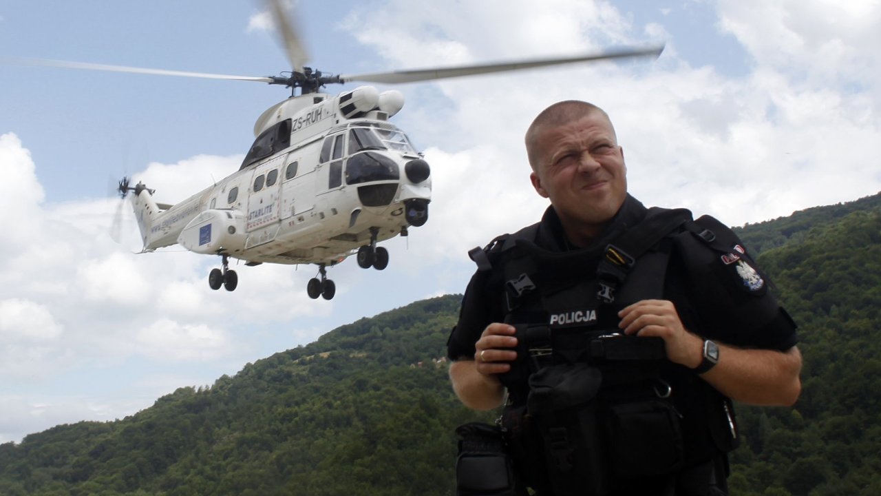 Kosovsk policista na srbsk hranici