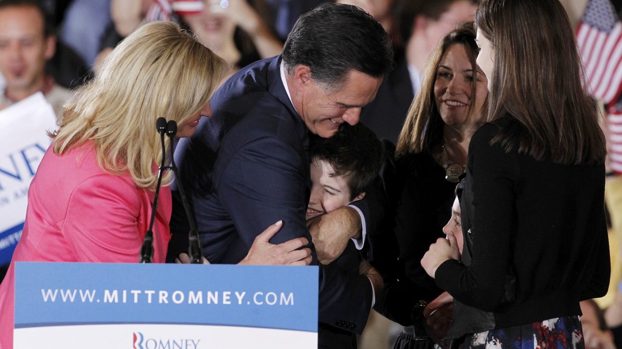 Mitt Romney slav vtzstv s rodinou v Bostonu